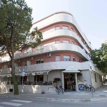 Aparthotel Carinzia Lignano Sabbiadoro Exteriör bild