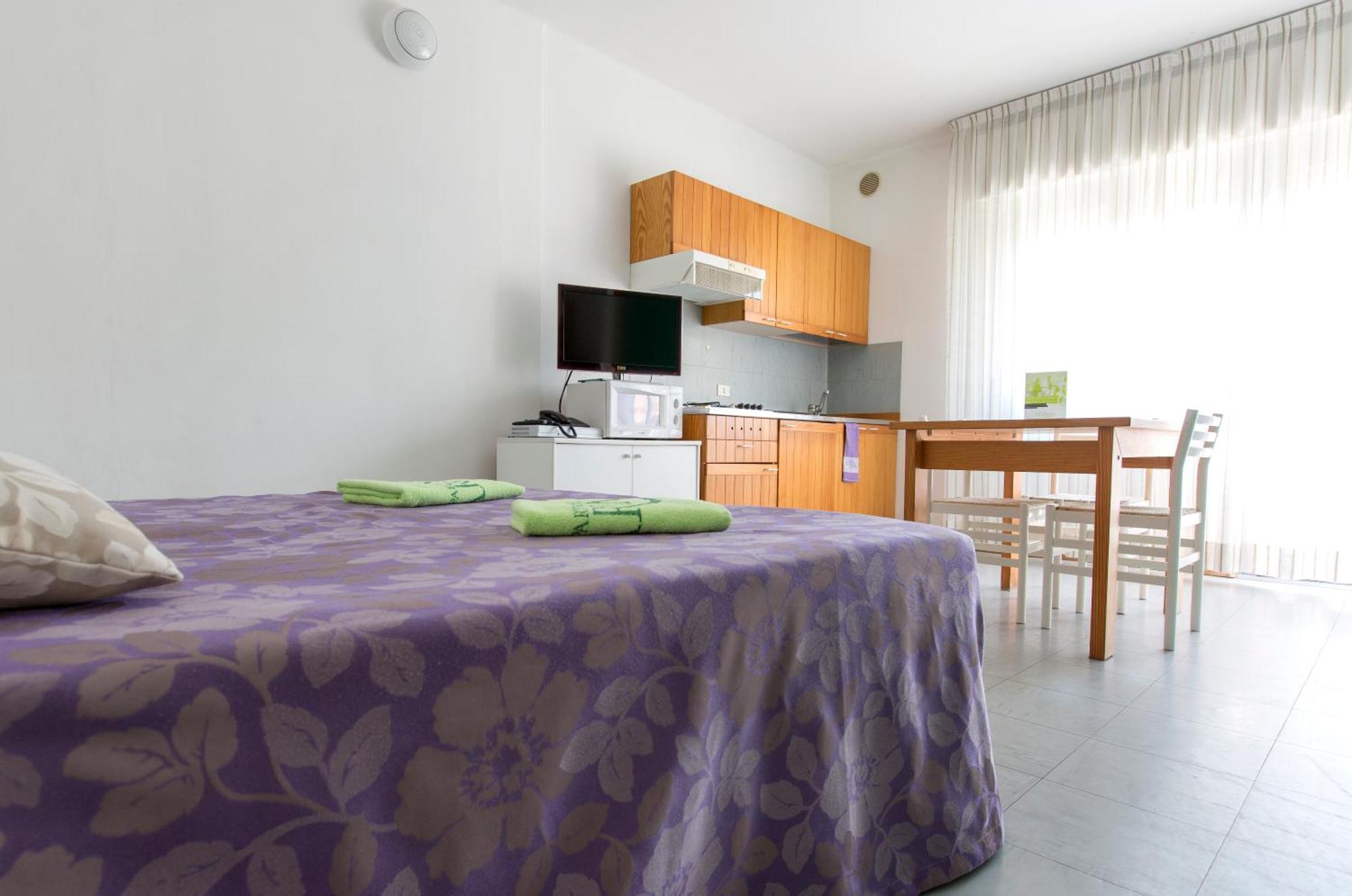 Aparthotel Carinzia Lignano Sabbiadoro Exteriör bild