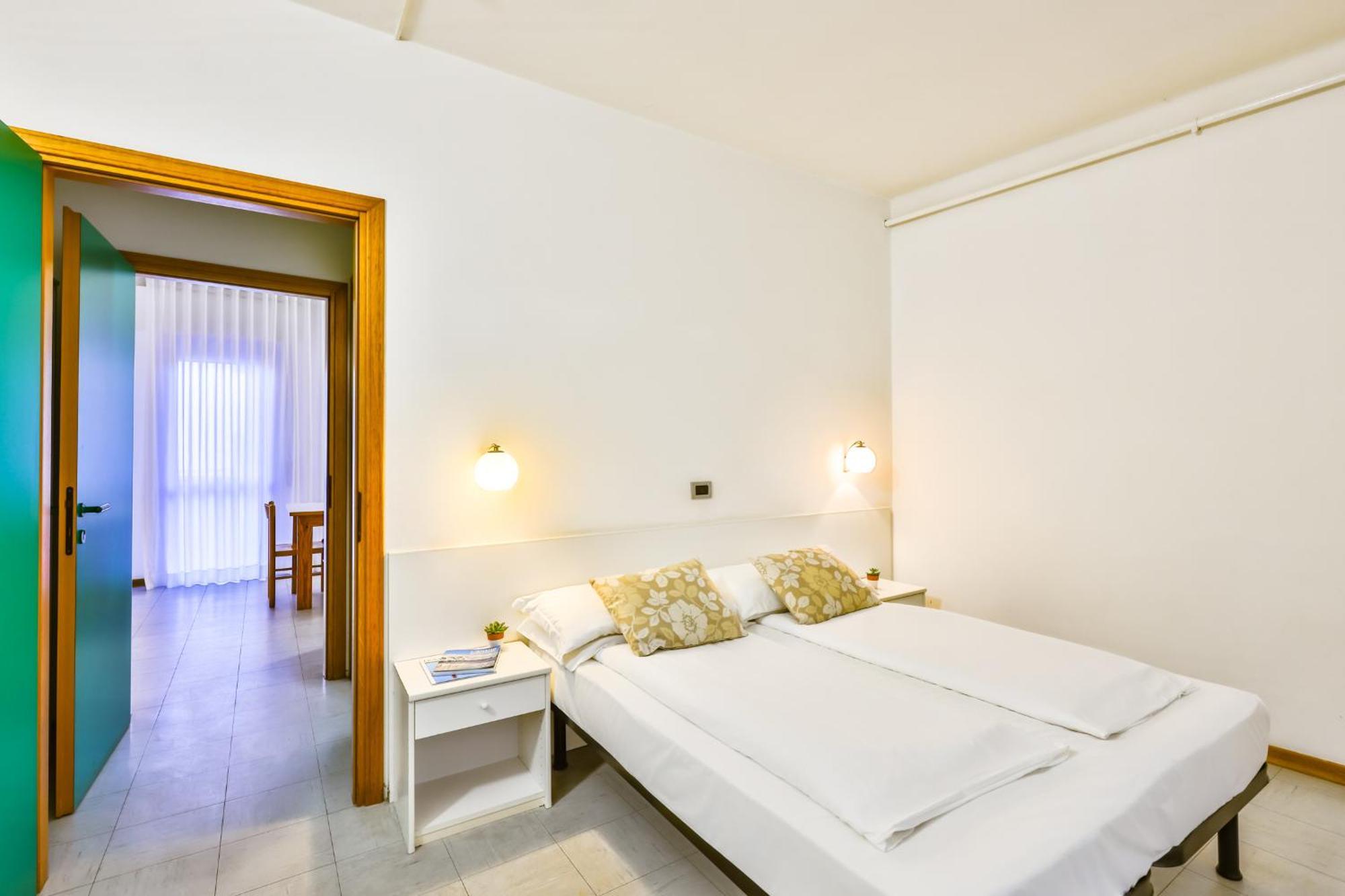 Aparthotel Carinzia Lignano Sabbiadoro Exteriör bild