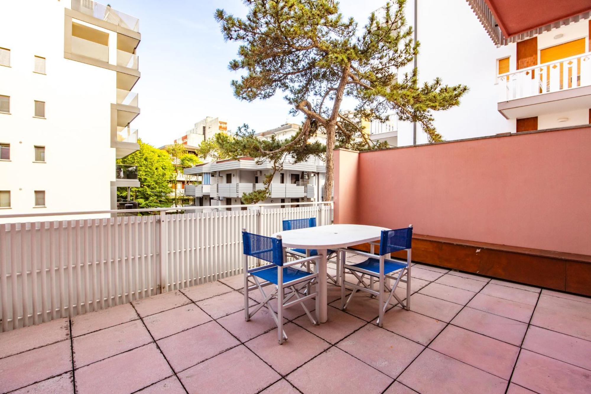 Aparthotel Carinzia Lignano Sabbiadoro Exteriör bild