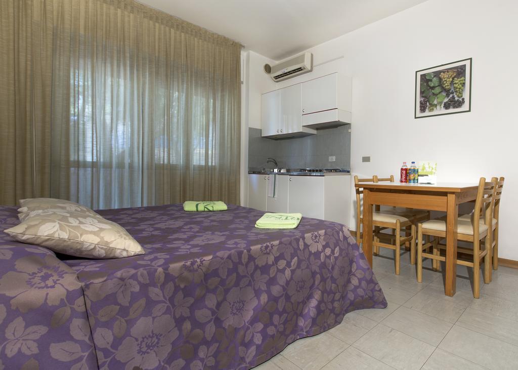 Aparthotel Carinzia Lignano Sabbiadoro Exteriör bild