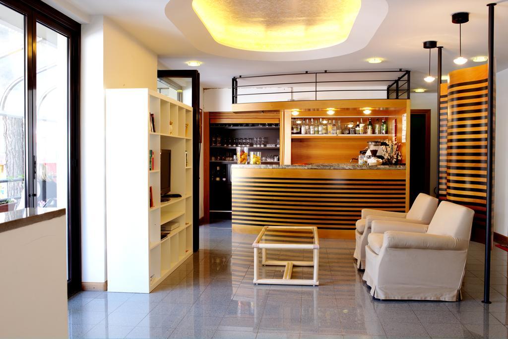Aparthotel Carinzia Lignano Sabbiadoro Exteriör bild