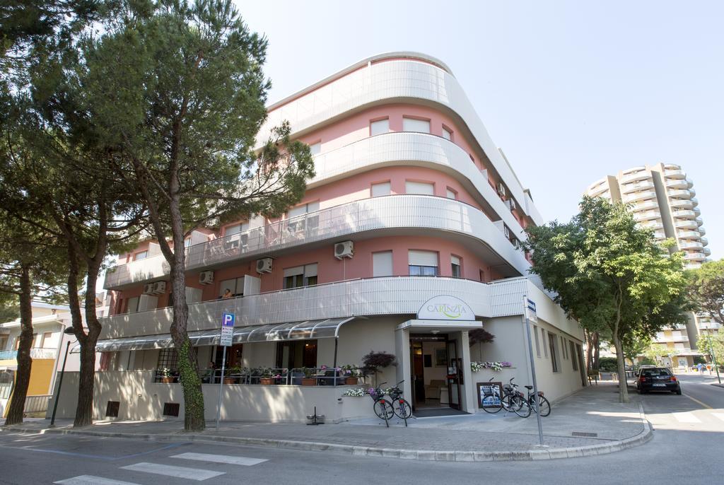 Aparthotel Carinzia Lignano Sabbiadoro Exteriör bild